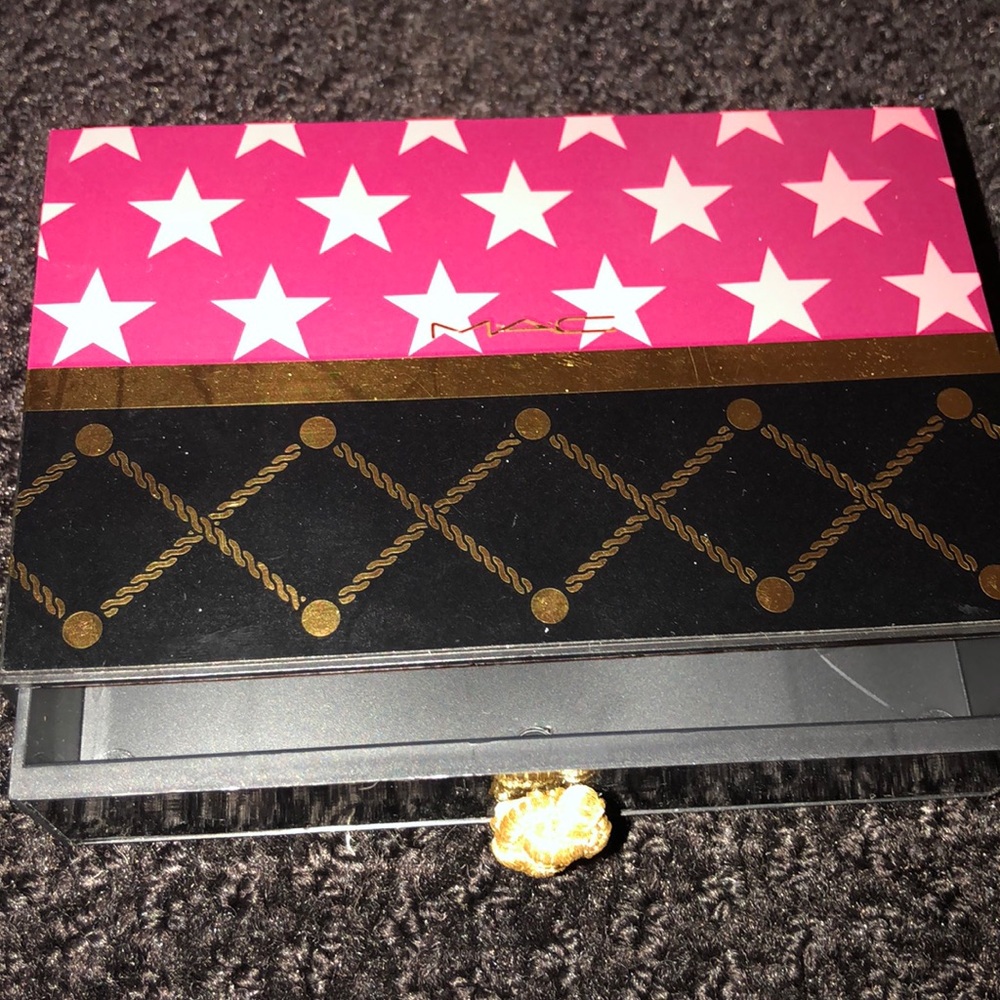 MAC LIMITED EDITION HOLIDAY BOX